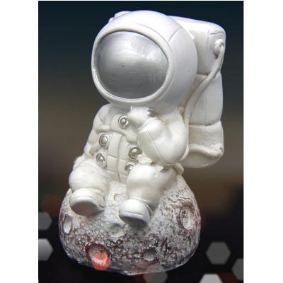 Ayda Oturan Düşünen Astronot 9 cm Dekoratif Biblo Gümüş
