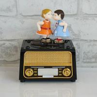 Öpüşen Romantik Sevgililer Radyo Şeklinde Müzik Kutusu